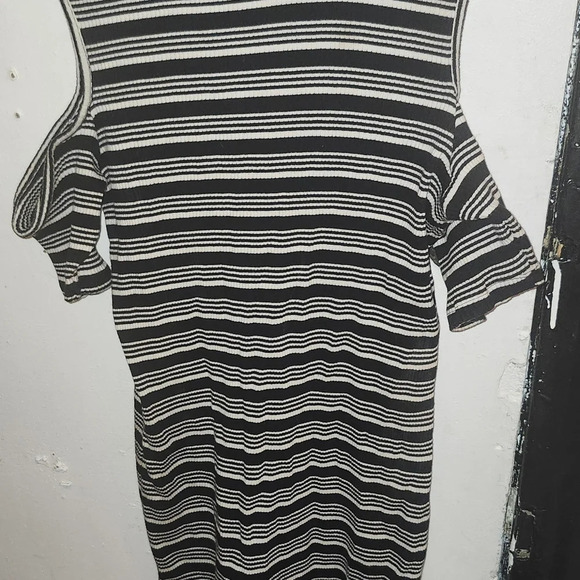 Shoulder less dress - Picture 4 of 4